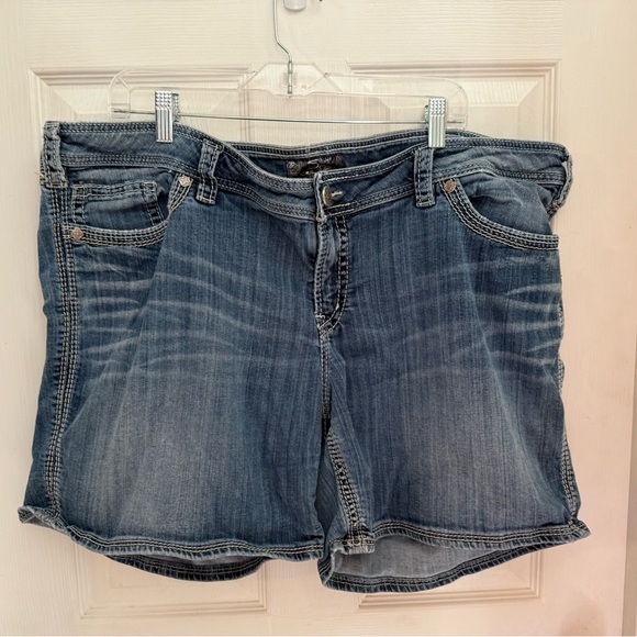 Silver Jeans Suki Flap Shorts Denim Med Wash size 24 embroidered back pockets - Picture 1 of 8